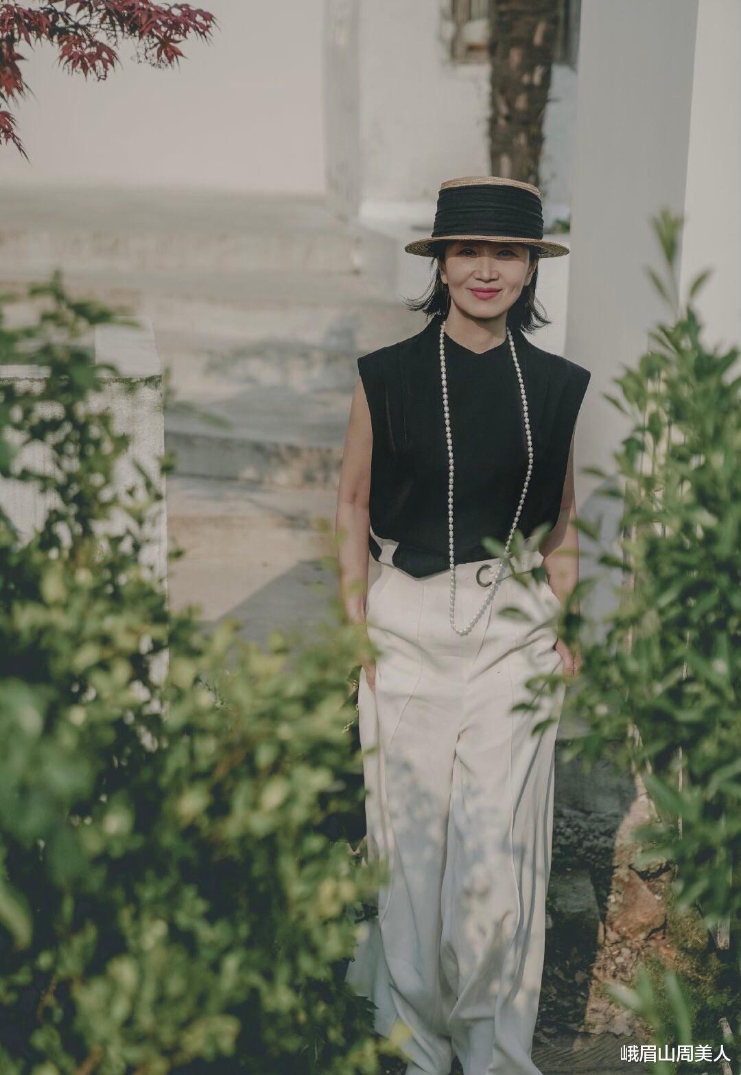 峨眉山周美人|女人50岁以后，夏天少穿T恤搭牛仔裤，学三木妈这样穿，真显气质