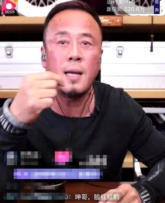 杨坤|杨坤直播时满脸通红，像是喝了不少，状态引人担忧