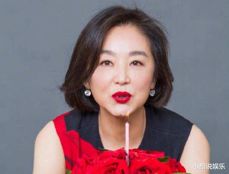 林青霞|林青霞逛画展被偶遇，身穿黑色西装干练十足，67岁不见一丝白发