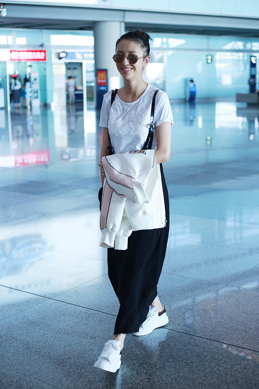 穿衣搭配|佟丽娅真的好瘦，明明穿的是运动风服装，也没有撑起来