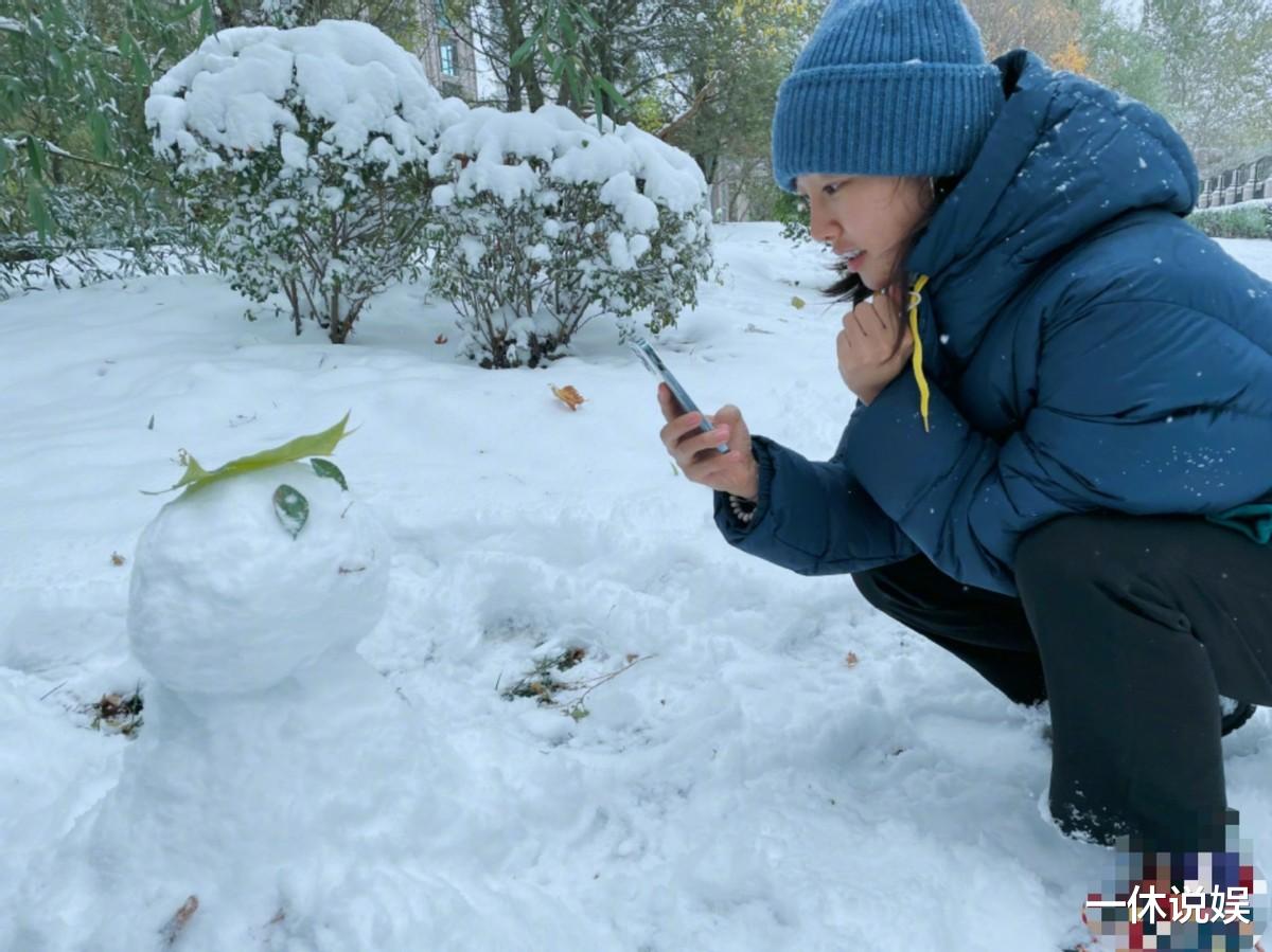 白百何|白百何懒理“二胎”风波，和儿子在小区堆雪人，母子两人笑得开怀