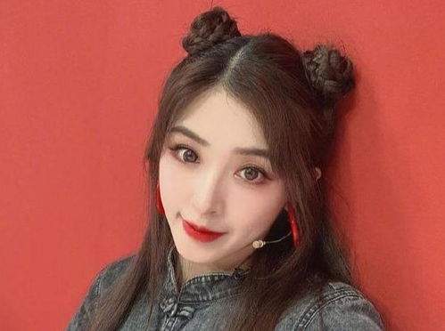 张含韵|张含韵穿短裙出席活动，代拍竟想蹲下拍裙底，现场直呼“好腿”