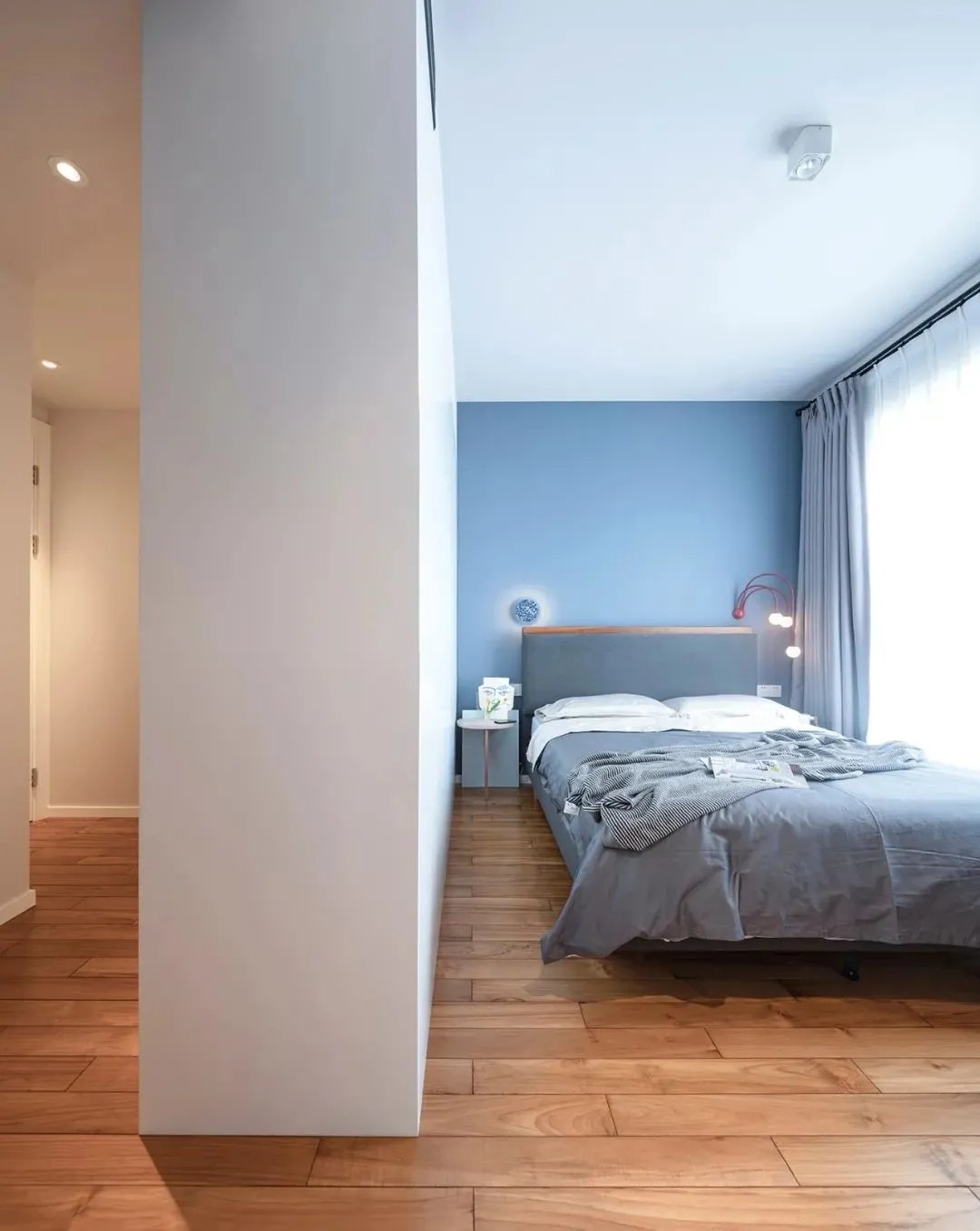 空间色彩整体以黑白灰为主搭配原木,软装配饰点缀蓝色、灰粉,融入金属、亚克力等材质!