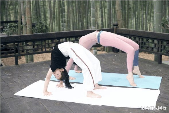 黄奕|黄奕8岁女儿彻底开挂！穿瑜伽服和妈大比美，颜值逆袭身材更不输