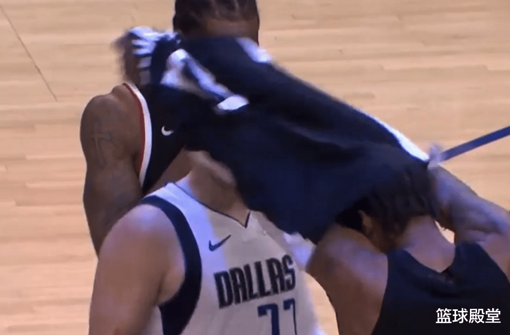 快船队|快船淘汰独行侠！小卡呆板，众人安慰77+乔治送球衣，鲍尔默嘚瑟