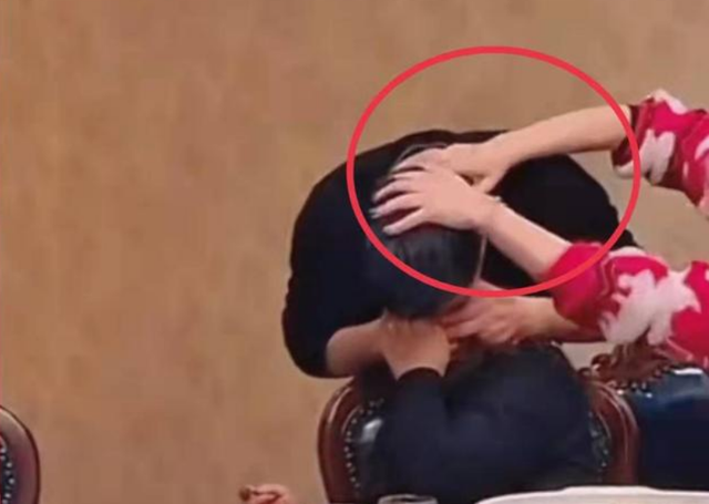 这是“同学情”?已婚男在同学聚会上强吻女同学,女同学低头娇羞