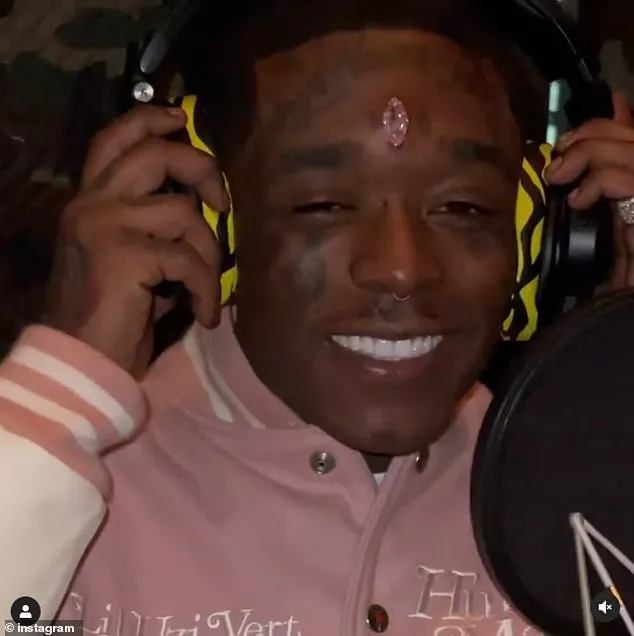 二郎神|美国说唱歌手在额头植入一颗1.5亿的粉钻，网友：这说唱界“二郎神”？