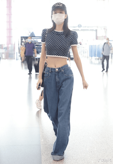 天果时代|乔欣机场私服绝了，身穿波点儿童衫配拉裆裤，小蛮腰抢镜
