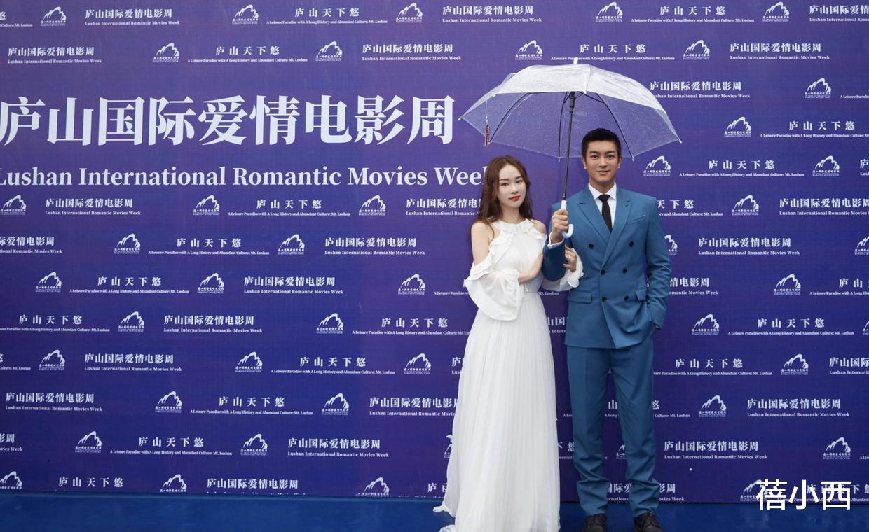 连衣裙|霍思燕换了风格像换了个人，穿挂脖连衣裙配红唇，看起来明艳动人