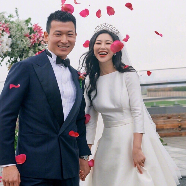 朱珠|朱珠婚后首晒孕肚写真承认怀孕，挺孕肚走红毯，颜值能打气质在线