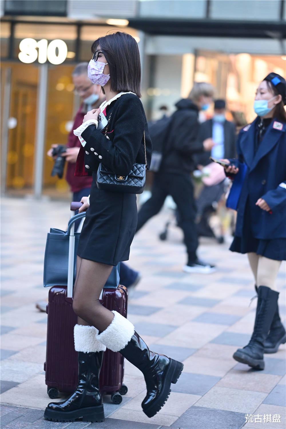 荒古棋盘 秋冬时节,选择黑色丝袜的姑娘很多,搭配长靴还是搭配短靴更好?