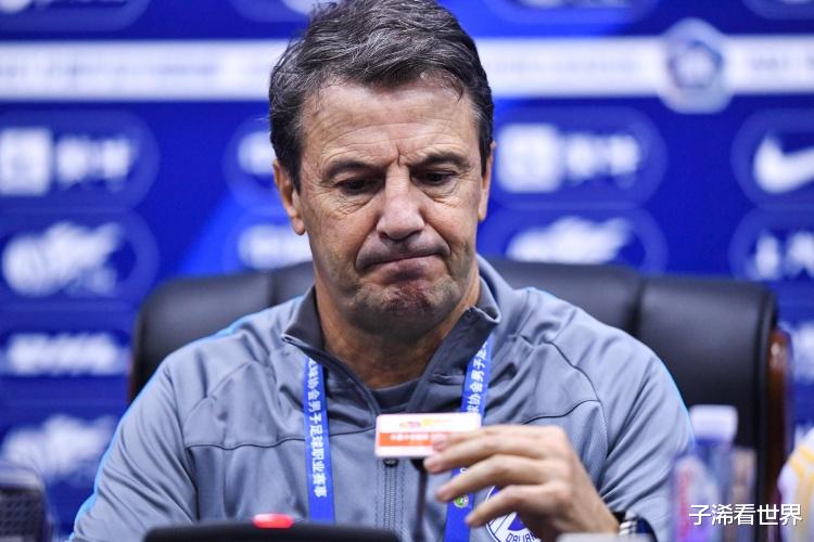 中超|凌晨1點(diǎn)！中超名帥最新言論再度引發(fā)質(zhì)疑，球迷吐槽：趕緊下課吧