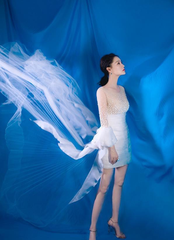 李沁|李沁薄纱连衣裙出镜，身材略显丰满，御姐范儿十足！