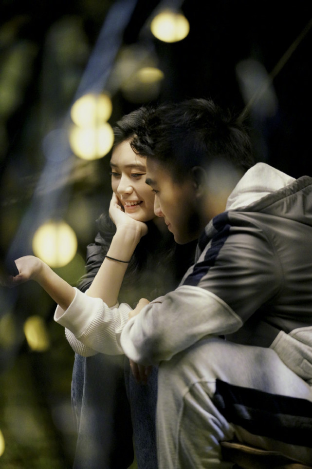 奚梦瑶|奚梦瑶晒夫妻合照，美颜过度和生图差太多，何猷君甜靠老婆肩头秀恩爱