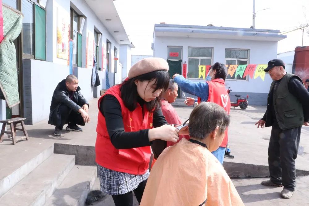 介休贴吧 第58个雷锋纪念日，介休红马甲用行动传承雷锋精神