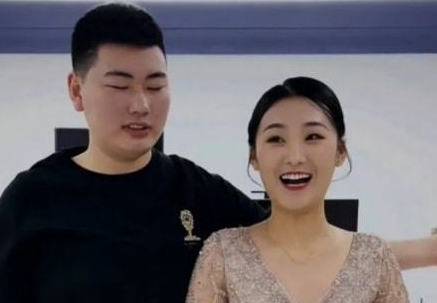 千百惠|陈亚男带父母回朱楼村，给大衣哥道歉，逗留二十分钟却无人理会