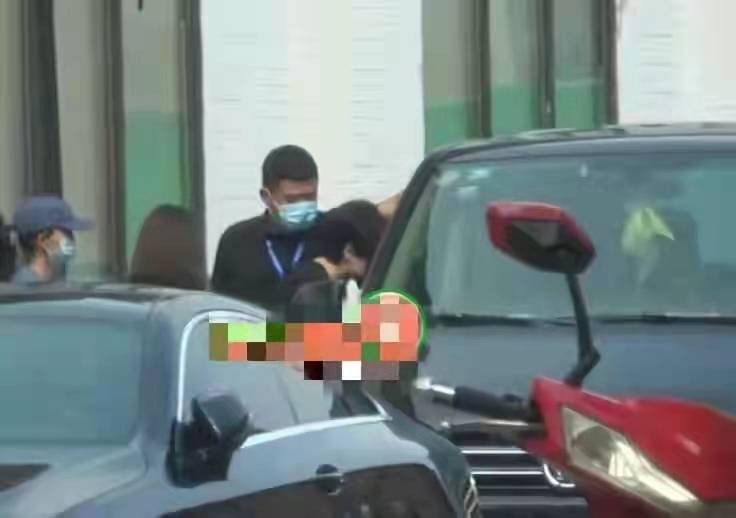 王菲|51岁王菲久违露面！一身黑衣配利落短发尽显中性美，比谢霆锋还帅