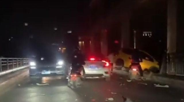 白的漫 悲剧！广东一轿车与摩托车相撞致1人身亡，肇事司机竟然直接跑了