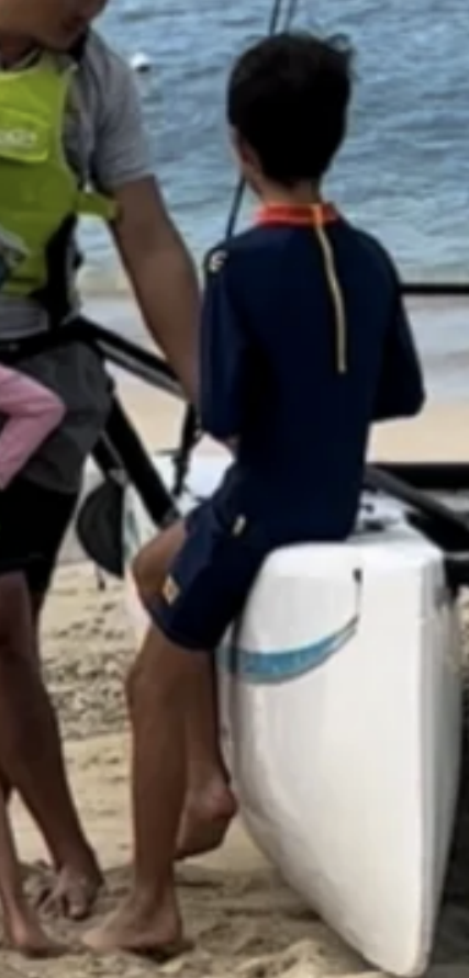 孙俪|邓超孙俪一家四口游玩被偶遇,等等又高又瘦,小花妹妹站姿霸气