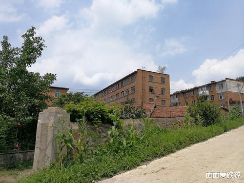 面面爱旅游 辽宁一庞大军工厂，厂区占地大约1万亩，如今杂草丛生，破败不堪