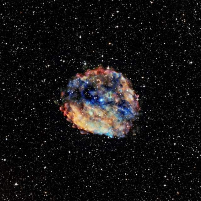 磁星的强大磁力会提取人类体内的铁,在近距离的情况会撕碎我们