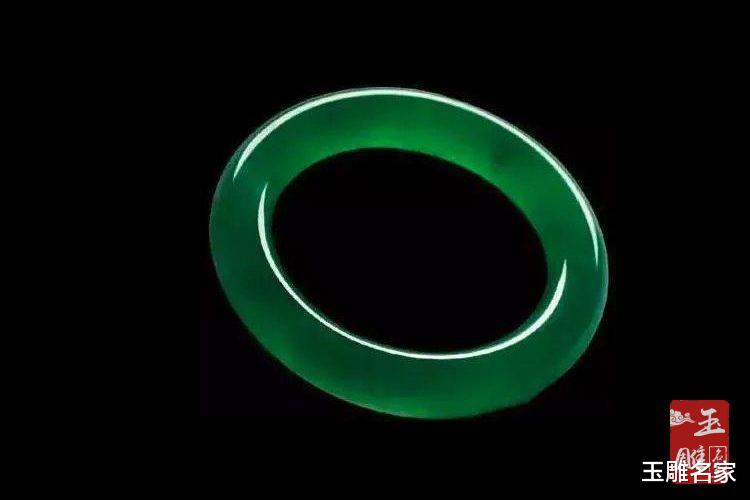 翡翠|玻璃种帝王绿翡翠价格是多少？玻璃种翡翠价格讲解