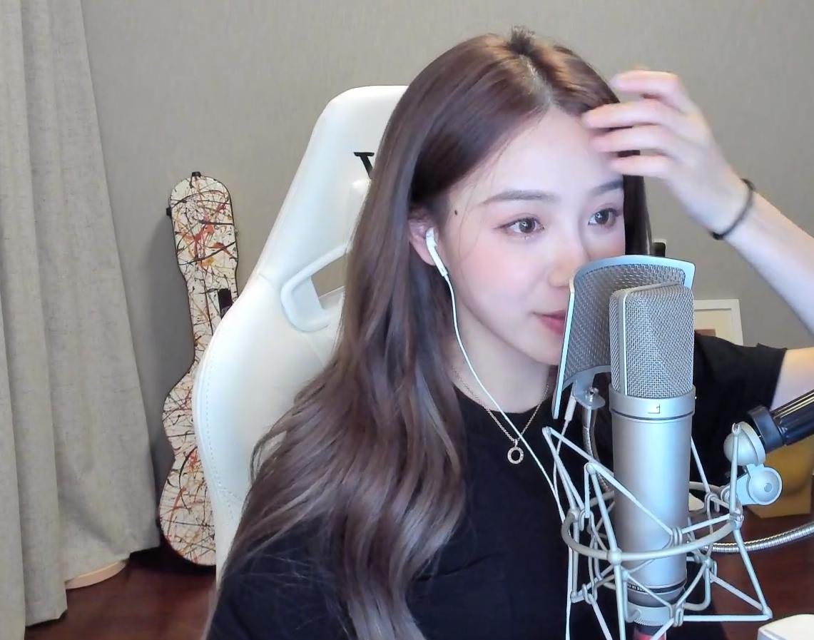 周二珂|与土豪分手后,周二珂正式复播,但豪刷200万的榜一是自己小号?