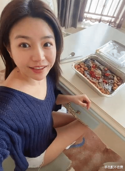 衣在配不在贵 陈妍希无滤镜自拍挺真实,脖子后的“富贵包”很抢眼,脸圆但腿细