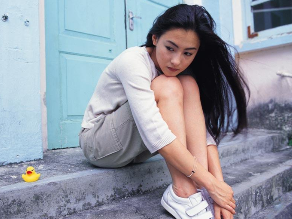 张柏芝|论情商的重要性,张柏芝演出时扣子崩开,小沈阳机智救场太及时