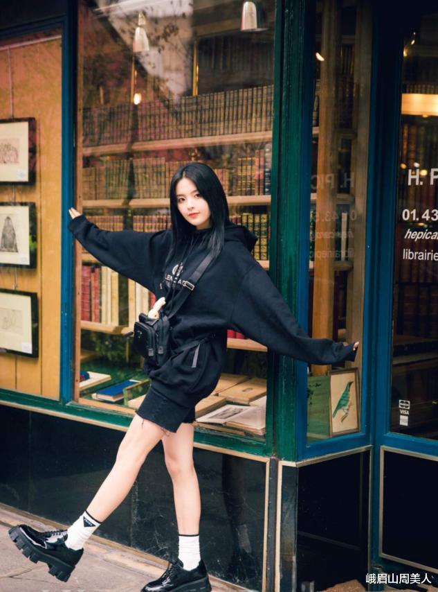 峨眉山周美人|杨超越身材这么有料?穿粉色吊带裙甜美可爱,身材凹凸挺撩人