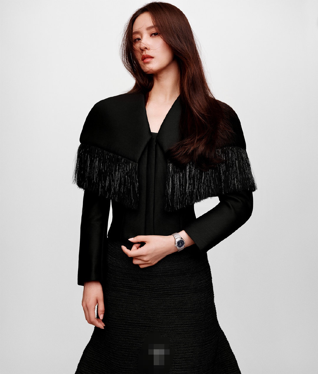 刘诗诗|刘诗诗最新大片，穿红色亮片裙，半躺地上上演美人鱼出水