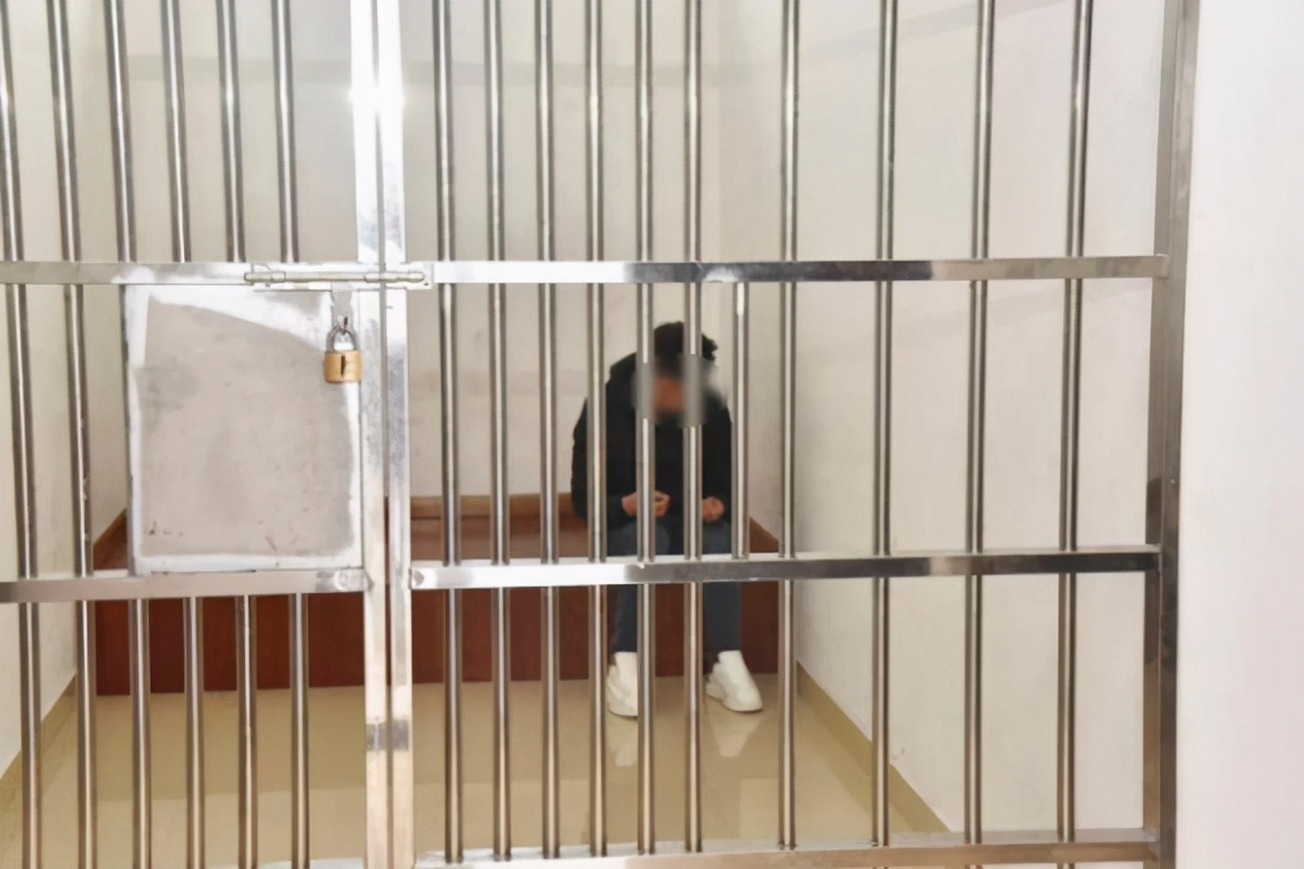 娱事新看点 男子15万8卖掉和前妻生育的亲生儿子，带着现任妻子游山玩水，到处挥霍