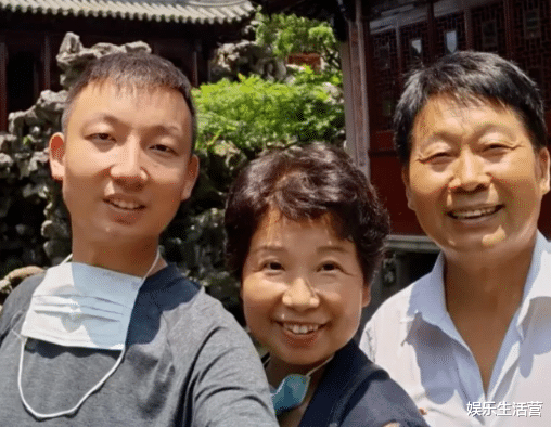 郭希宽|郭希宽全家聚餐,一家共用一张脸,网友:确定是女婿不是儿子?