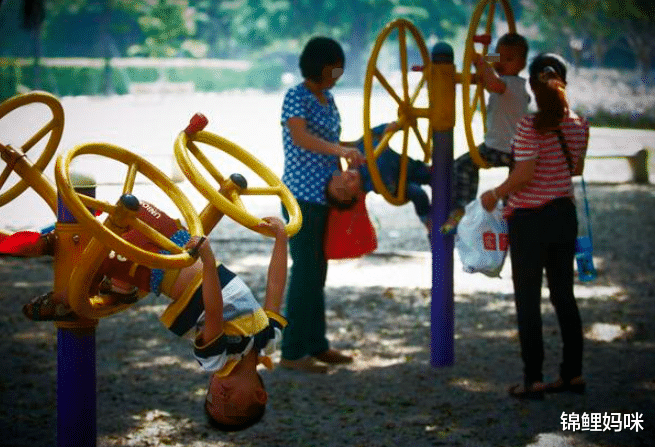 锦鲤妈咪|男孩在滑梯上极限“手刹”保护萌娃,这些危险的游戏,家长要盯紧
