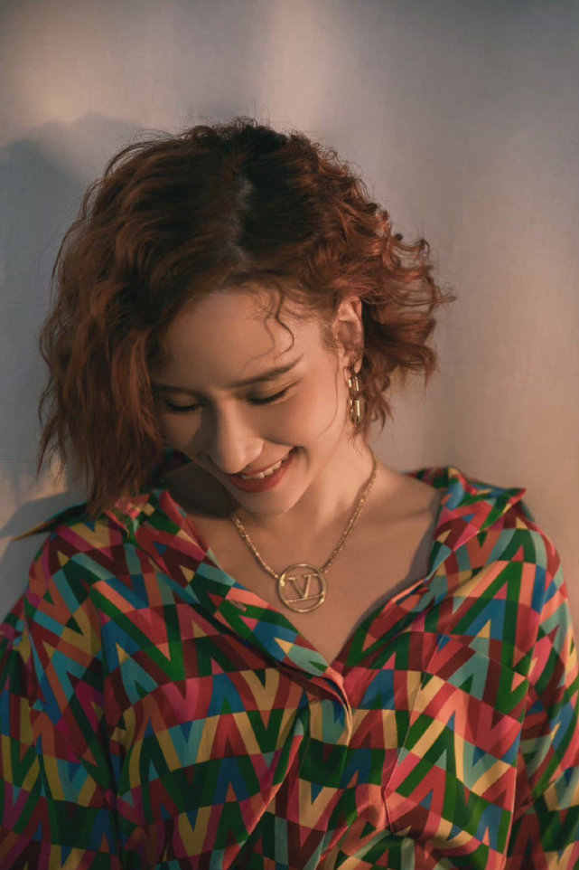 时尚风行派 真名媛何超莲罕见失手！剪“大妈头”全靠颜值撑，穿连体裙秀身材