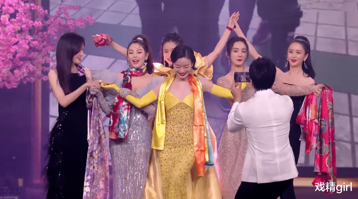 郭晶晶|黄晓明回头偷看baby，杨幂张小斐台下热聊，华晨宇邓紫棋领奖时互不理睬