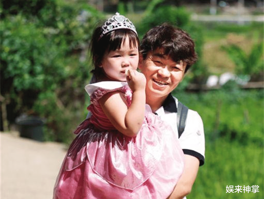 杨幂|王宝强10岁女儿长大了！双腿纤细长相似爸爸，儿子长相被指像宋喆