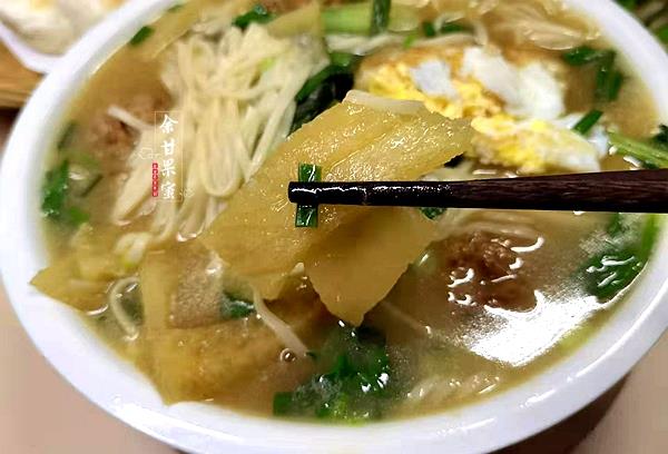 养花小娇娘|秋凉了，喜欢这碗热乎的皮肚面，有肉有菜汤鲜味美，早餐首选