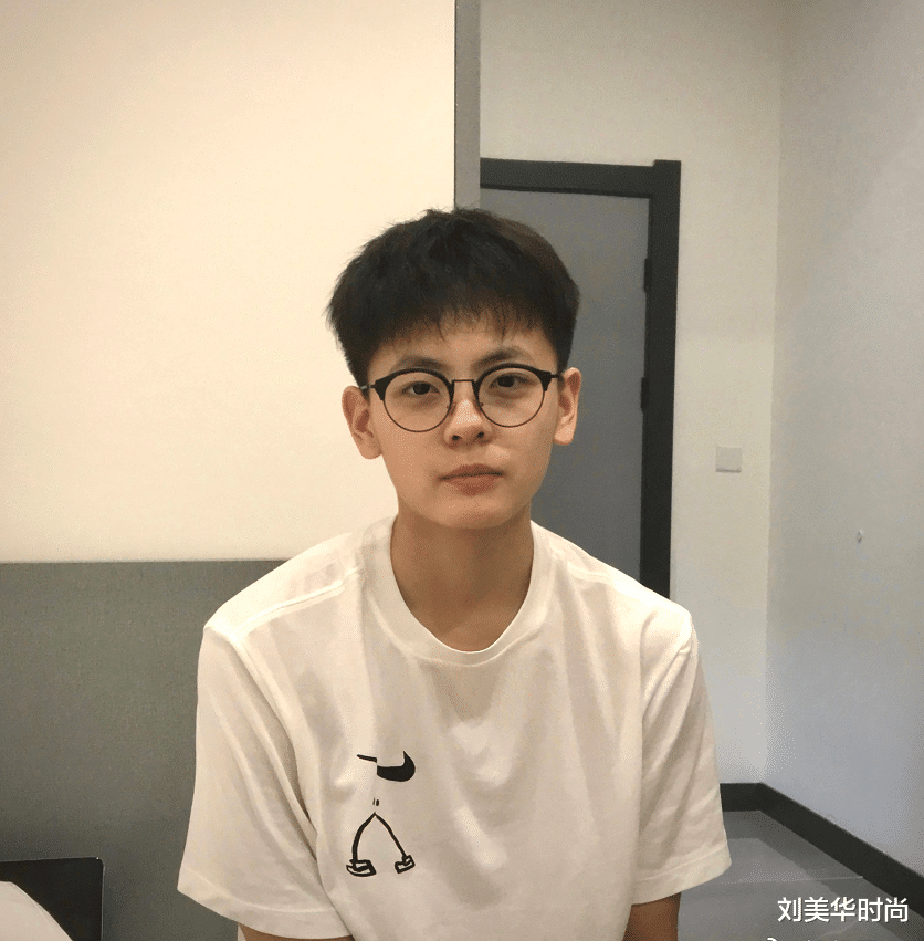 t恤|杨舒予一头短发比男生还帅气，女生看着也喜欢，不愧是篮球运动员