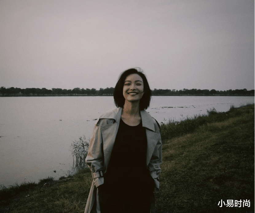 穿衣搭配|温柔似水的风格真是“直男斩”！看倪妮就知道，随性服装尽显端庄