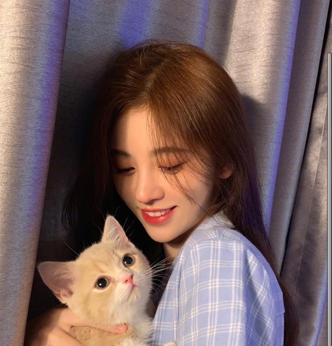 鞠婧祎|鞠婧祎强大的氛围感从何而来，比五官更重要的，竟然是不起眼的它