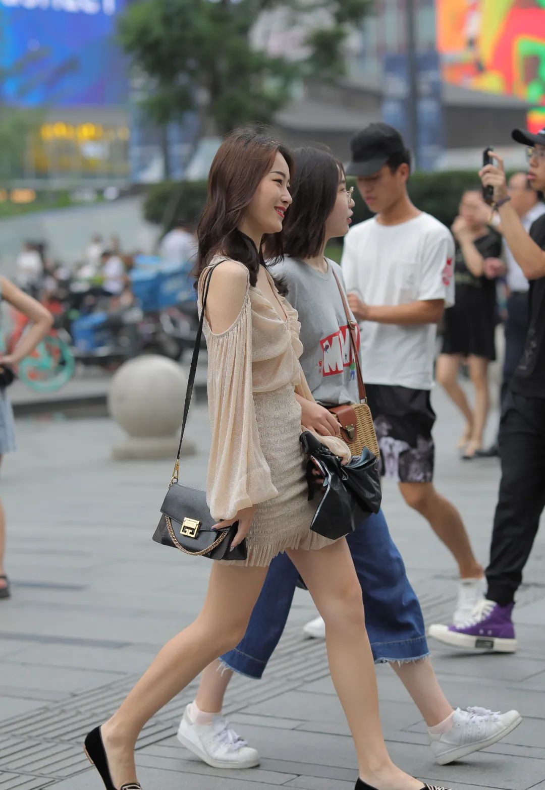 时尚穿搭女装|街拍:穿浅棕裙的时尚女生,散发优雅的感觉