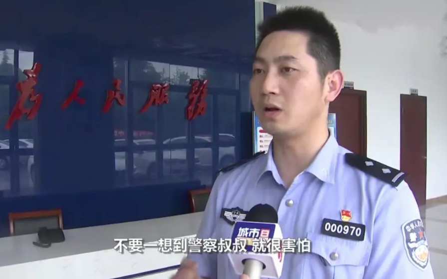 歪妈亲子故事|“把他抓起来!”孩子偷100元被父母揪进派出所,7亿网友围观争吵