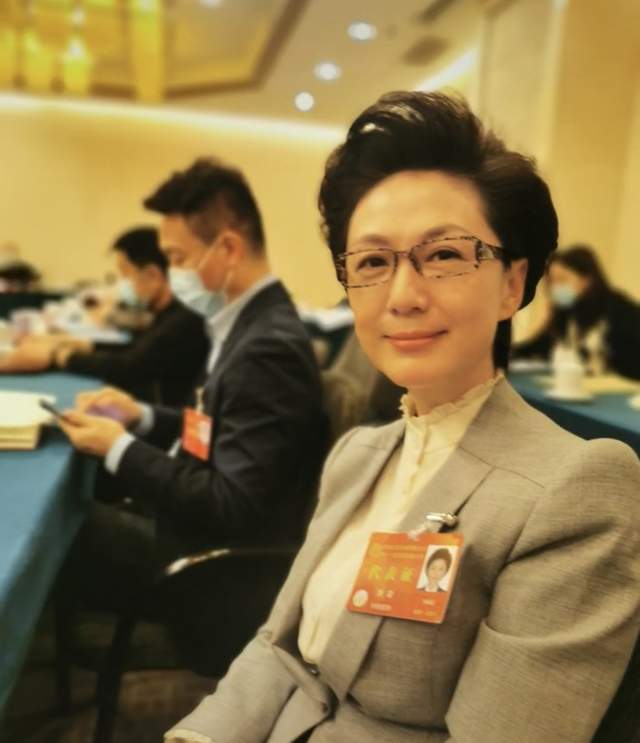 林永健|众星坐大巴车出席文代会，主任林永健发言气场强，刘涛素颜状态好