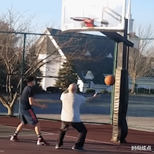 时尚炫点 “妹子睡觉把脚伸我这，要给她点教训吗？”