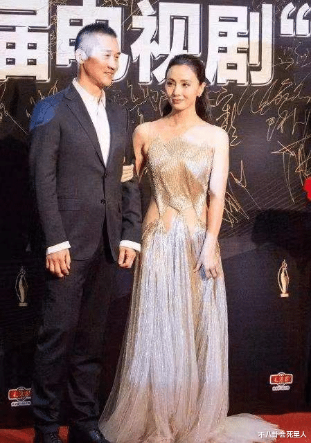 周冬雨|女星红毯露腰众相，周冬雨贴膏药，小花堆出赘肉，关晓彤太尴尬了