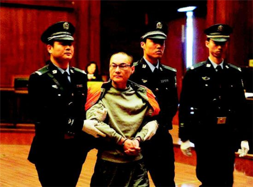 北京男子因嫌婴儿车挡道,将2岁幼女举过头顶狠摔地上,法院判了