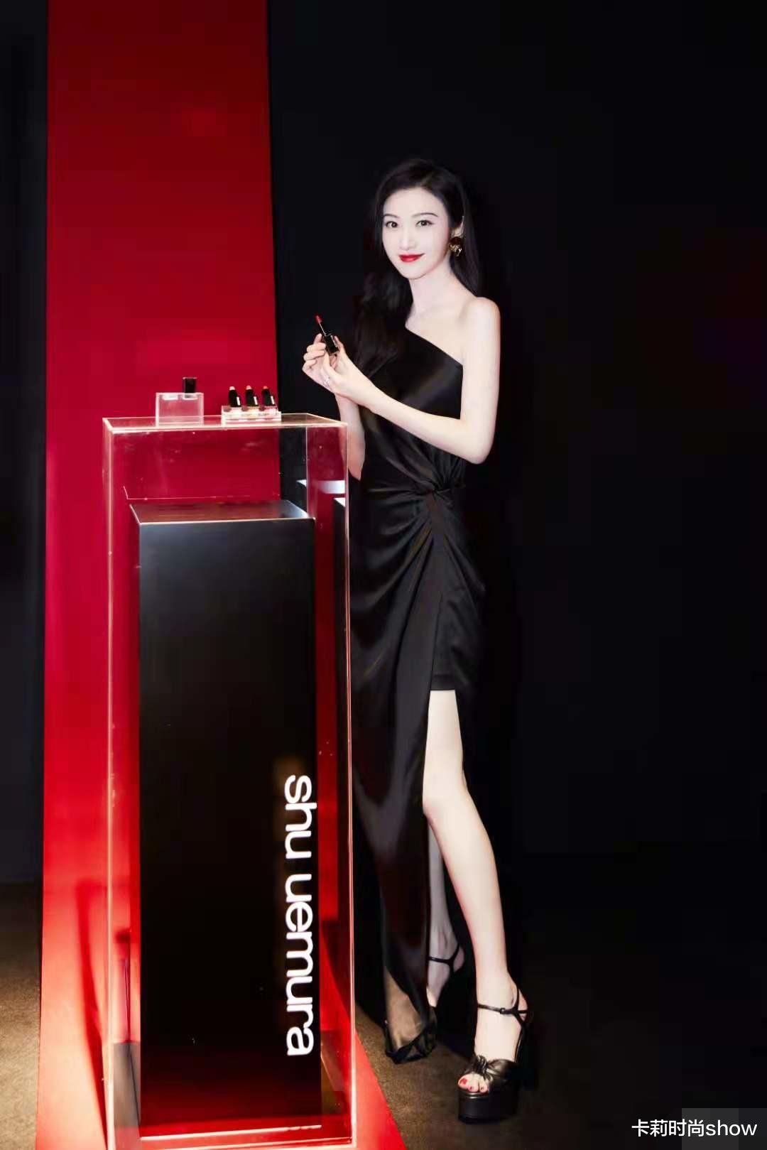卡莉时尚show|景甜“翻红”后更显高级，一身“奶肌”配高级黑裙，名媛气质尽显