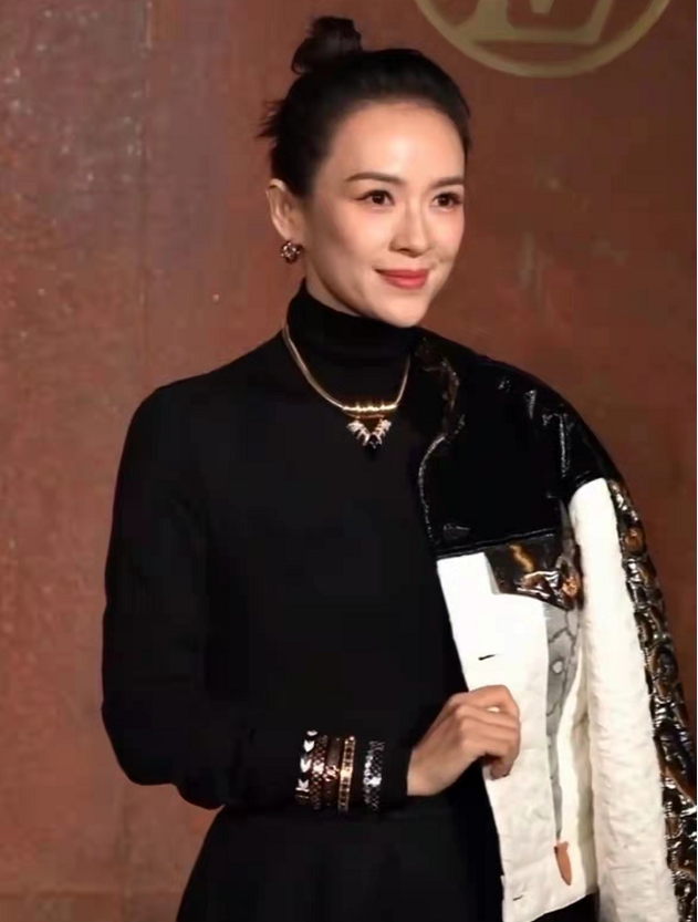 章子怡|章子怡私下竟是小娇妻！穿羽绒服逛街全程黏在汪峰身上，狂撒狗粮