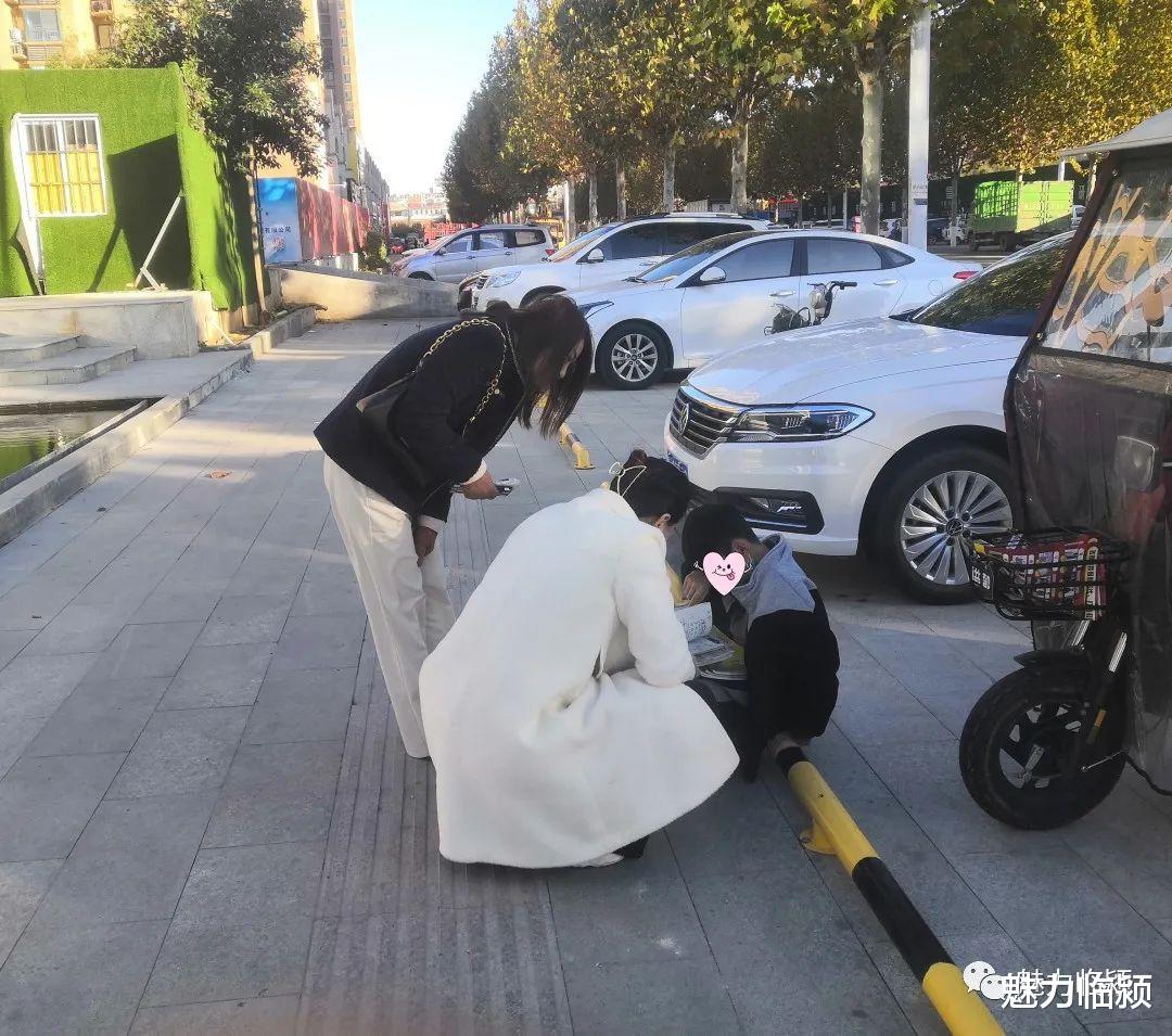 临颍:两美女在上班路上,发现一小男孩在寒风中坐在路边抹眼泪
